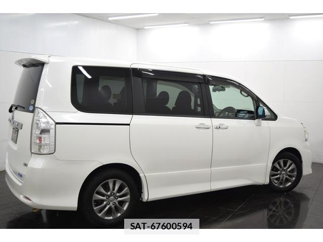 Toyota VOXY 2010-11 7814581-8