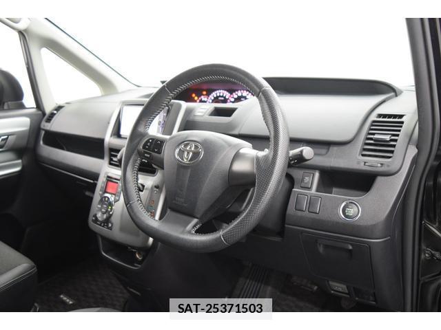 Toyota VOXY 2013-03 7814595-15
