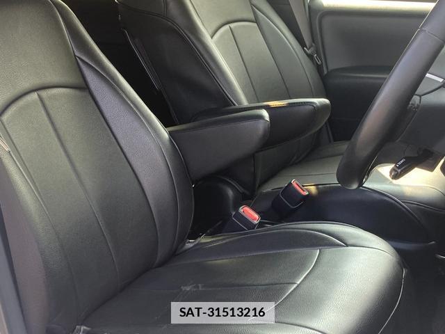 Toyota VOXY 2017-10 7814688-11
