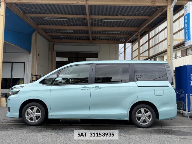 Toyota VOXY 2016-06 7815272-17
