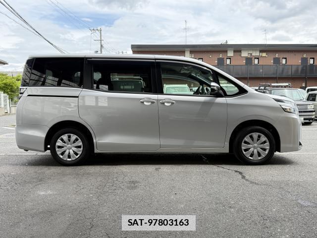 Toyota VOXY 2018-10 7815281-13
