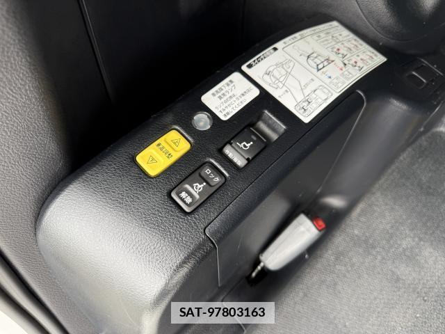 Toyota VOXY 2018-10 7815281-8