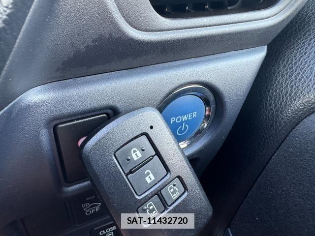 Toyota VOXY 2015-08 7815405-14