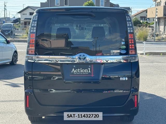Toyota VOXY 2015-08 7815405-4