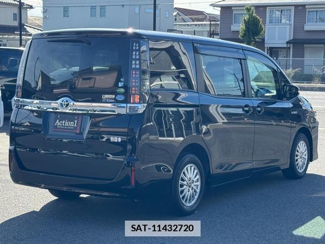 Toyota VOXY 2015-08 7815405-5