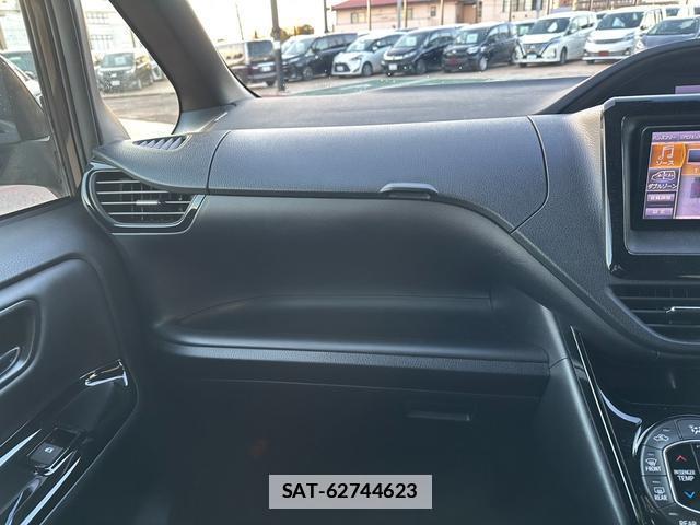 Toyota VOXY 2018-04 7815610-15