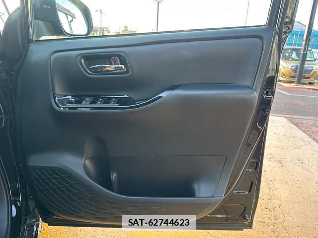 Toyota VOXY 2018-04 7815610-17