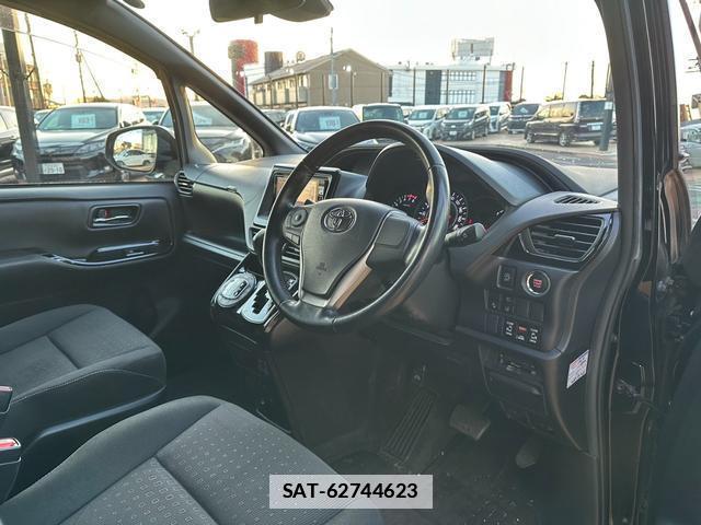 Toyota VOXY 2018-04 7815610-19