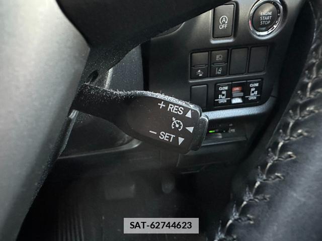 Toyota VOXY 2018-04 7815610-8