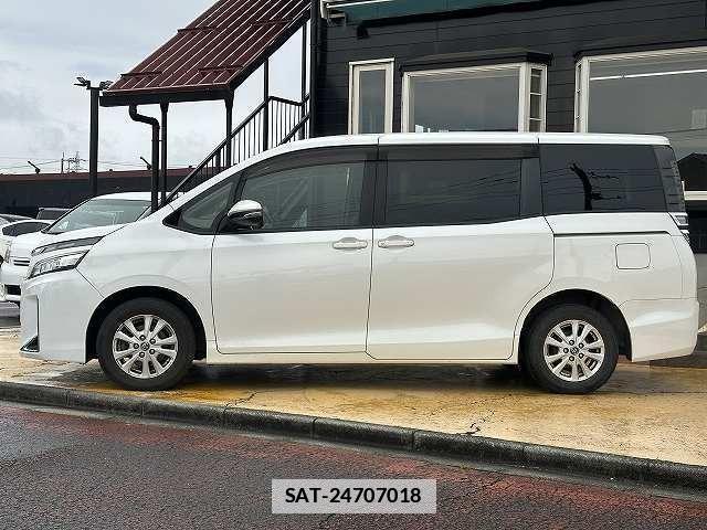 Toyota VOXY 2017-09 7815649-1