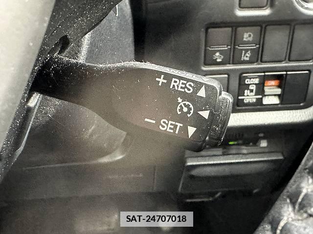 Toyota VOXY 2017-09 7815649-13
