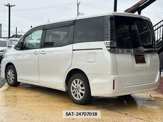 Toyota VOXY 2017-09 7815649-18