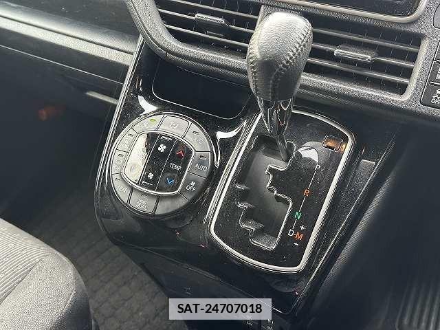 Toyota VOXY 2017-09 7815649-5