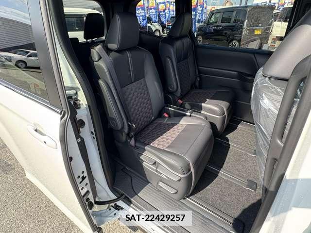 Toyota VOXY 2026-04 7815897-6