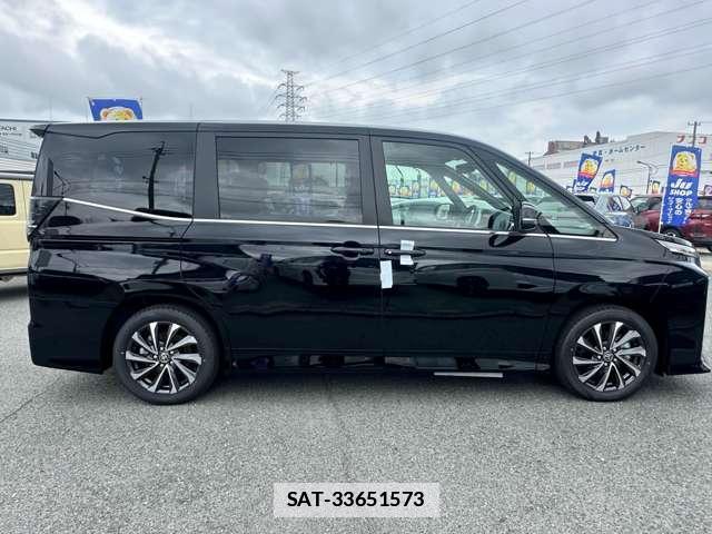 Toyota VOXY 2026-06 7816016-3