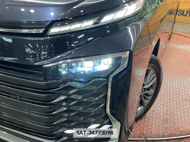 Toyota VOXY 2022-04 7816259-12