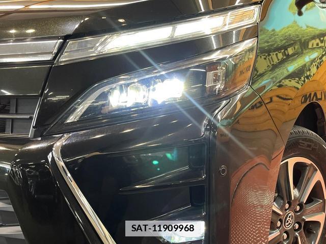 Toyota VOXY 2018-04 7816298-12
