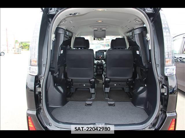 Toyota VOXY 2016-04 7816486-11