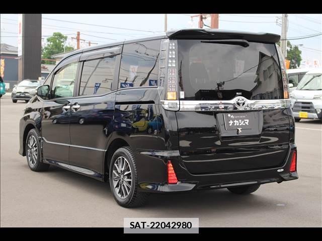 Toyota VOXY 2016-04 7816486-17