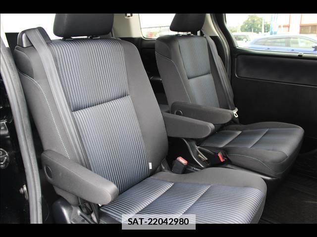 Toyota VOXY 2016-04 7816486-7