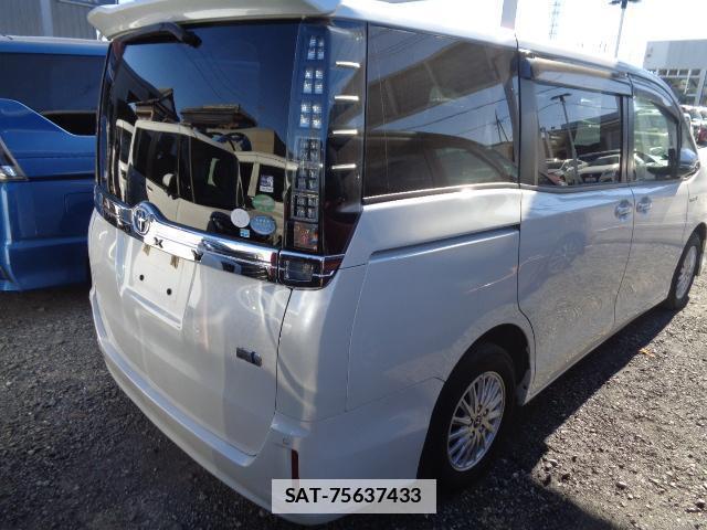 Toyota VOXY 2015-06 7817079-1