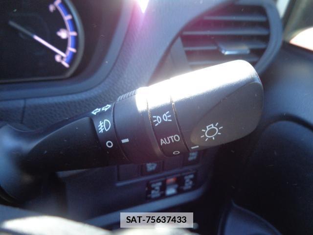 Toyota VOXY 2015-06 7817079-11