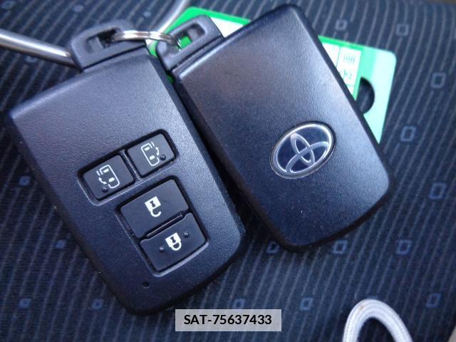 Toyota VOXY 2015-06 7817079-13