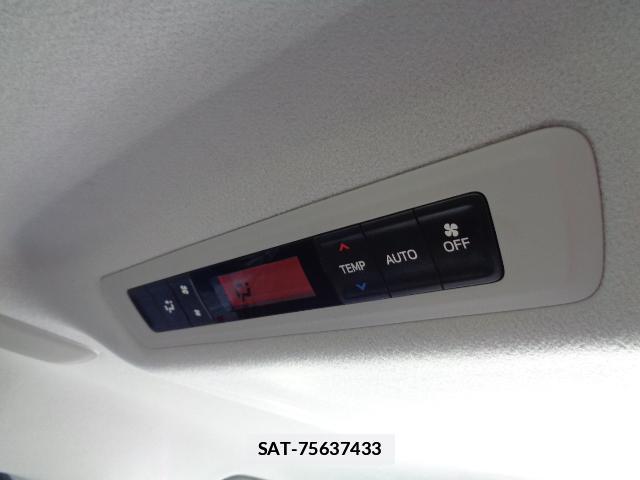 Toyota VOXY 2015-06 7817079-16