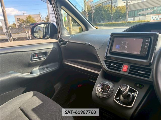 Toyota VOXY 2015-11 7817452-13