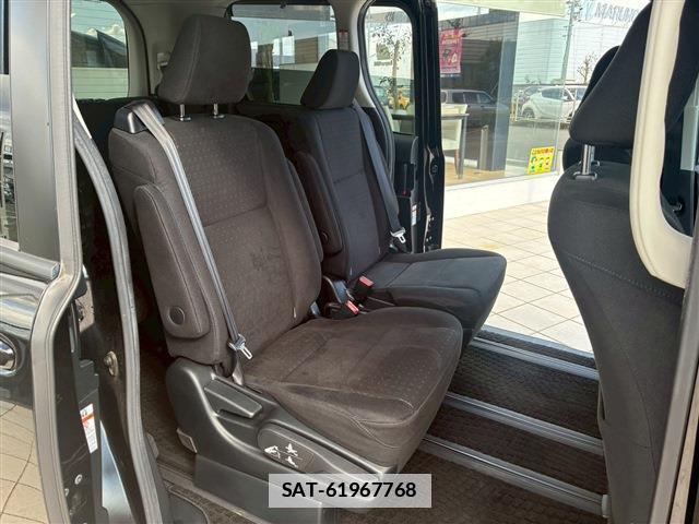 Toyota VOXY 2015-11 7817452-14