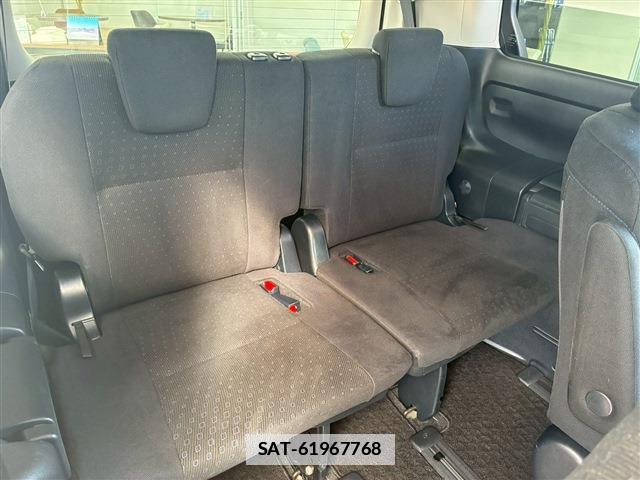 Toyota VOXY 2015-11 7817452-15