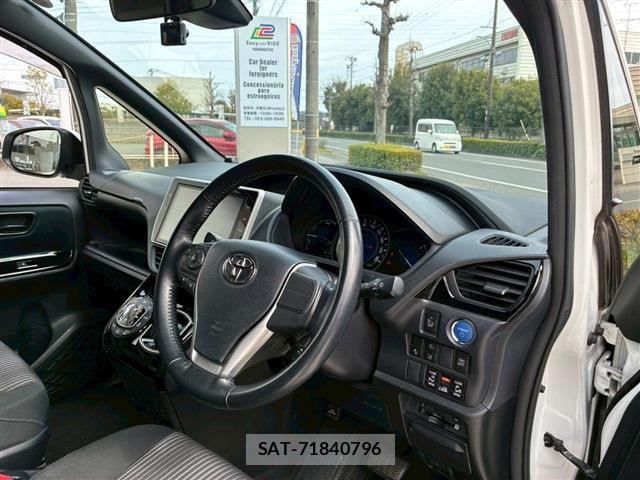 Toyota VOXY 2017-10 7817455-5