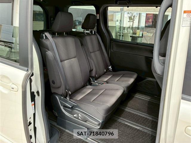 Toyota VOXY 2017-10 7817455-9