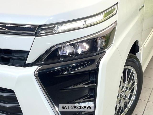 Toyota VOXY 2018-03 7818085-12