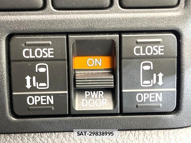 Toyota VOXY 2018-03 7818085-5