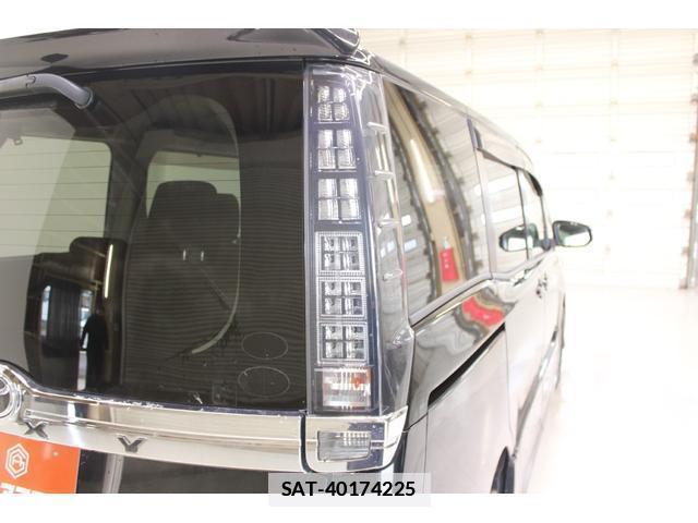 Toyota VOXY 2014-10 7818182-12