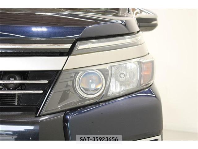 Toyota VOXY 2017-06 7818197-14