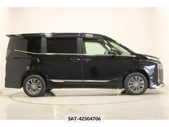 Toyota VOXY 2022-04 7818211-12