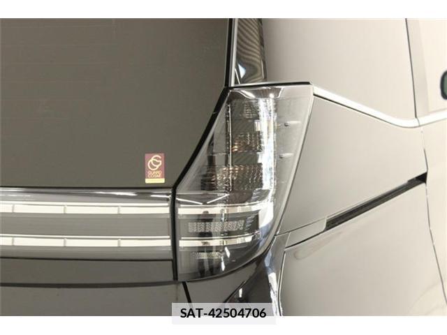 Toyota VOXY 2022-04 7818211-17