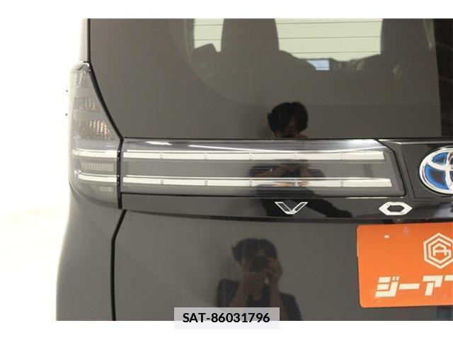 Toyota VOXY 2023-02 7818232-18