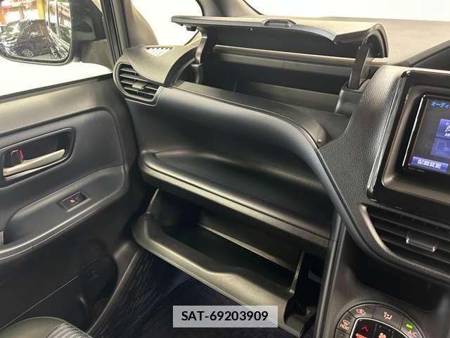 Toyota VOXY 2016-10 7818354-14