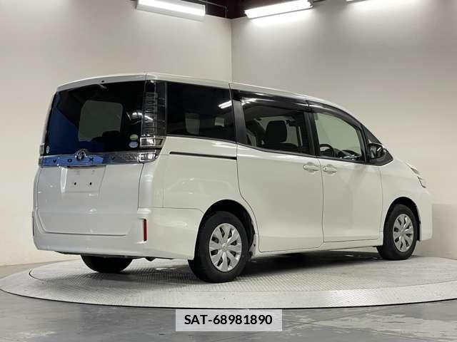 Toyota VOXY 2019-03 7818394-14