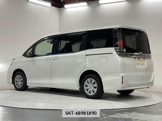 Toyota VOXY 2019-03 7818394-15