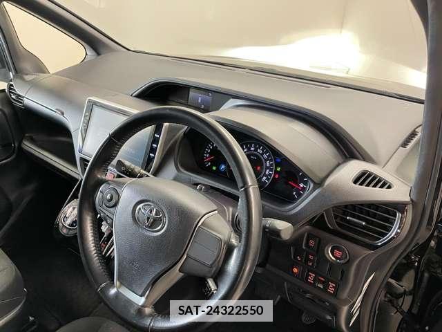 Toyota VOXY 2018-03 7818406-14