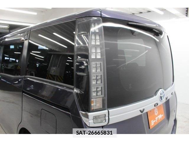 Toyota VOXY 2014-08 7818447-17