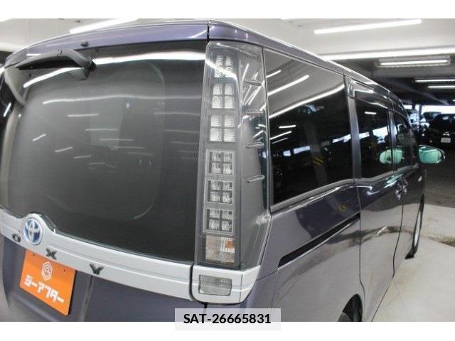 Toyota VOXY 2014-08 7818447-18