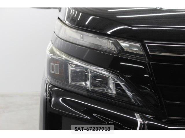 Toyota VOXY 2017-09 7818449-11