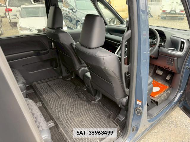 Toyota VOXY 2022-01 7818884-11