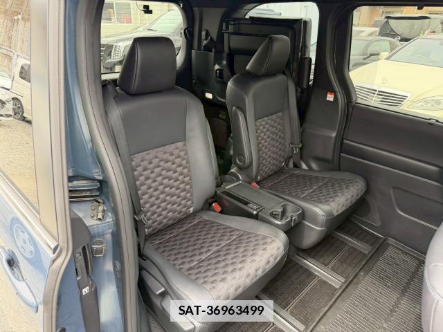 Toyota VOXY 2022-01 7818884-12