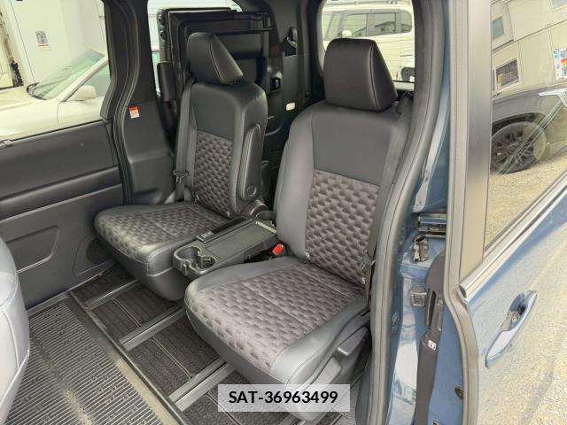 Toyota VOXY 2022-01 7818884-14